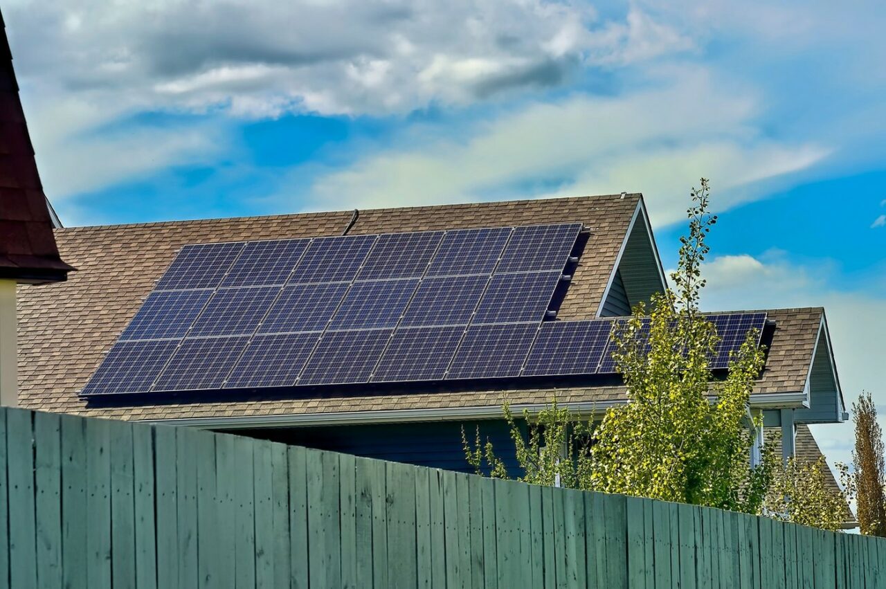 Autorizație OBLIGATORIE pentru românii care își instalează panouri solare. Ce trebuie să știi despre programul „Casa Verde 2024”