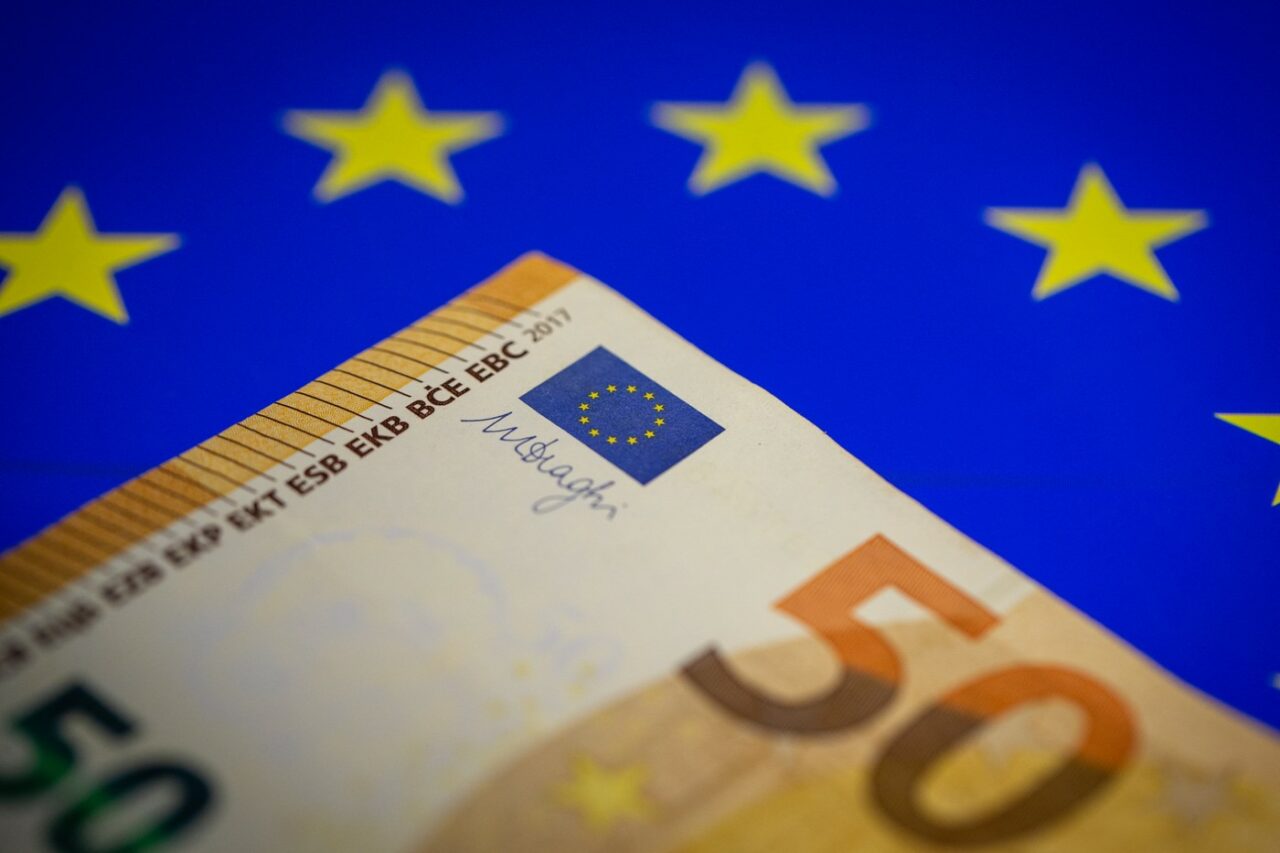 Euro a atins un nivel RECORD, faţă de dolar din iulie 2023