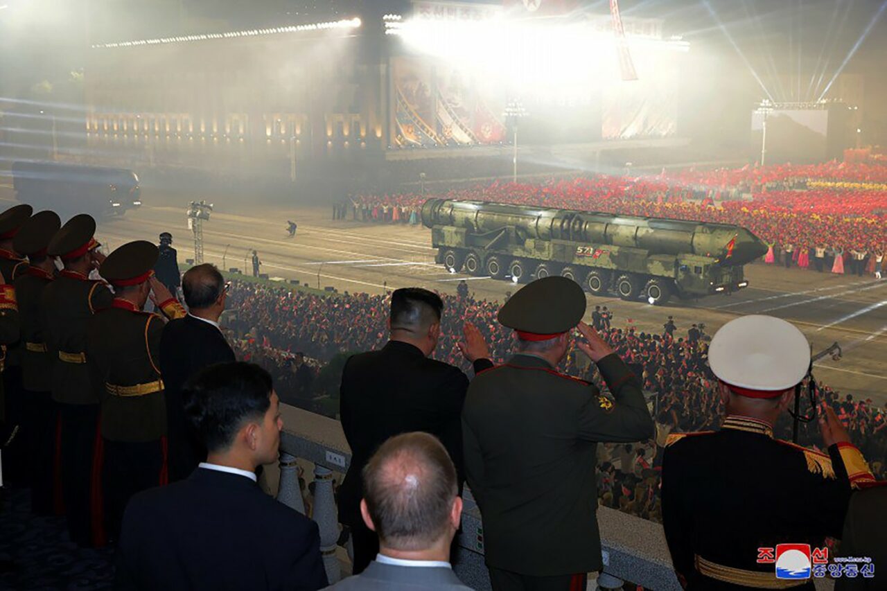 250 lansatoare cu RACHETE, trimise la graniță. Analiștii militari nu pot deduce dacă au fost încărcate cu explozibil nuclear