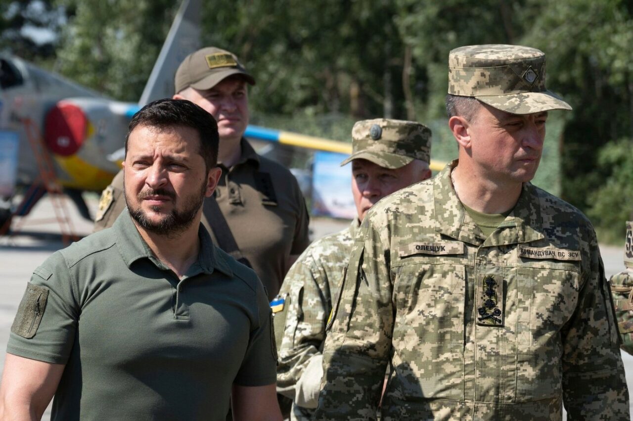 Zelenski îl demite pe COMANDANTUL Forțelor Aeriene. Mișcarea vine la nici o zi de la PRĂBUȘIREA avionului F-16