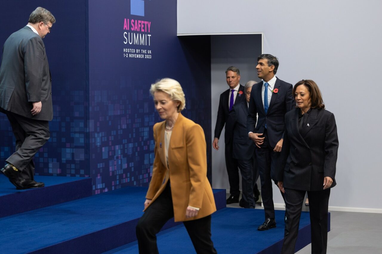 Financial Times: Europa nu ar trebui să conteze pe victoria Kamalei Harris în scrutinul din SUA /Este necesară asumarea RESPONSABILITĂȚII apărării