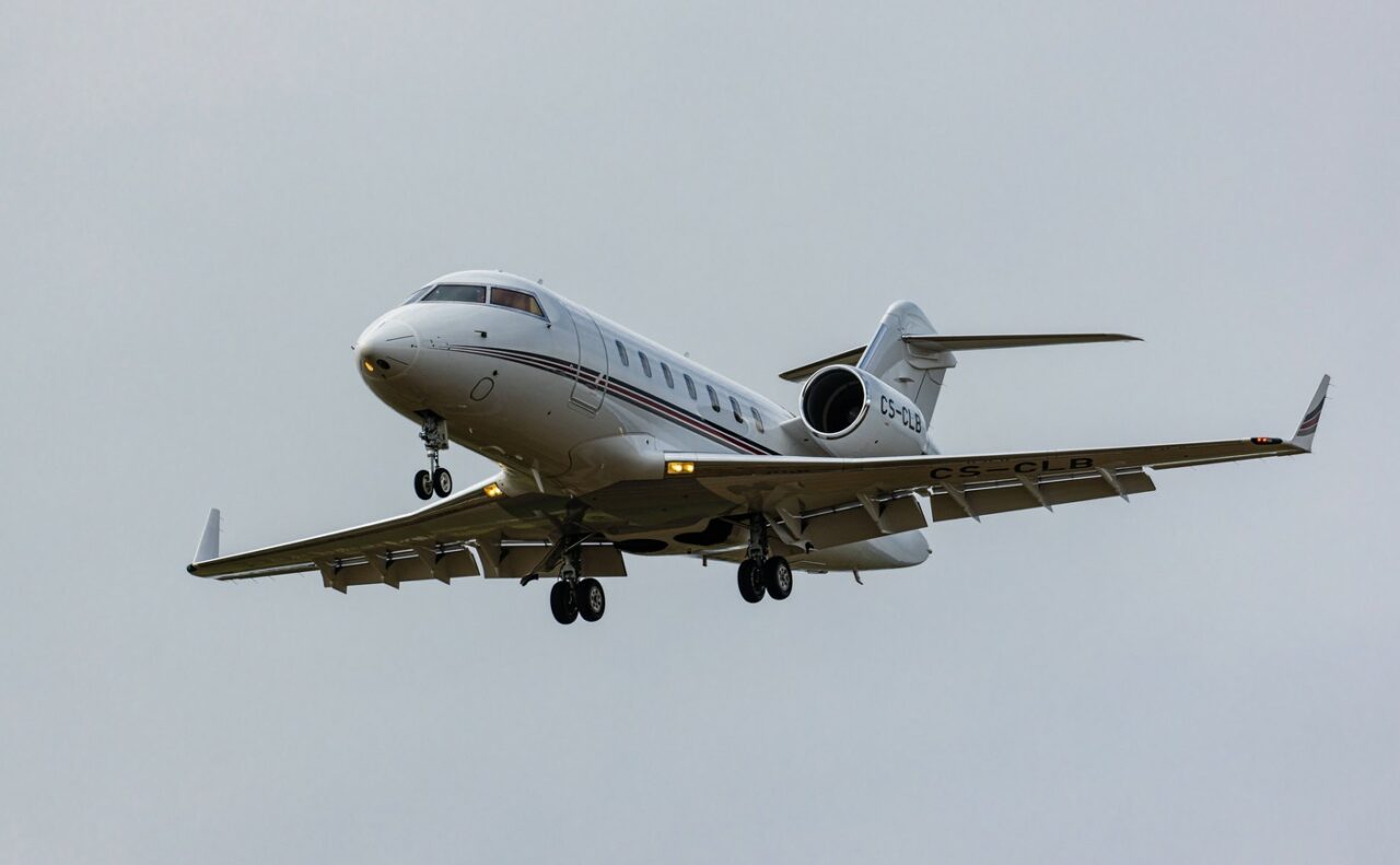 PANICĂ în aer! O pasageră a rămas paralizată, o persoană a făcut infarct după ce avionul în care se aflau a lovit un gol de aer