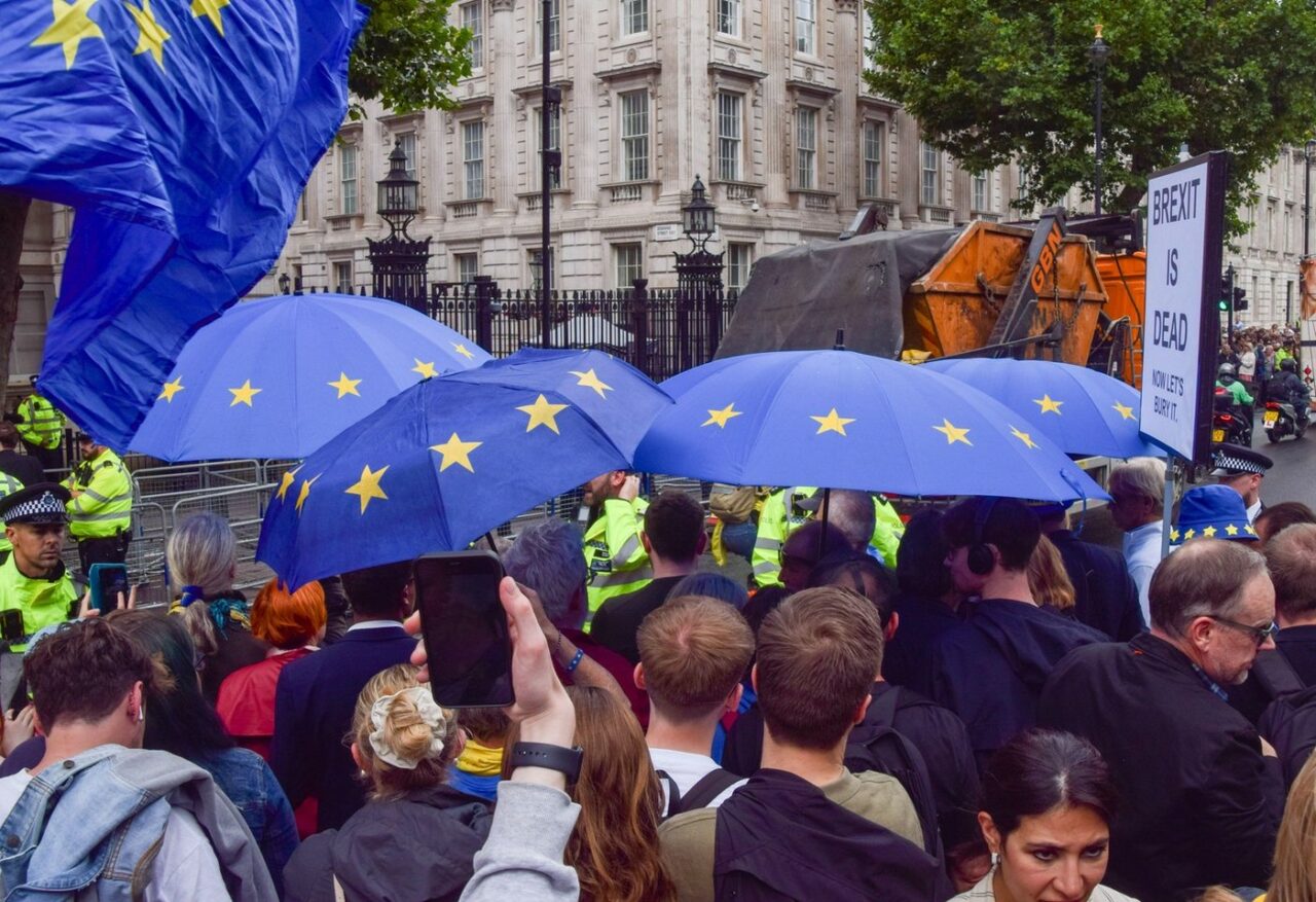 Financial Times: TENSIUNI între UE și Marea Britanie /Băncile europene denunță decizia ”protecționistă” de plafonare a comisioanelor pe tranzacții