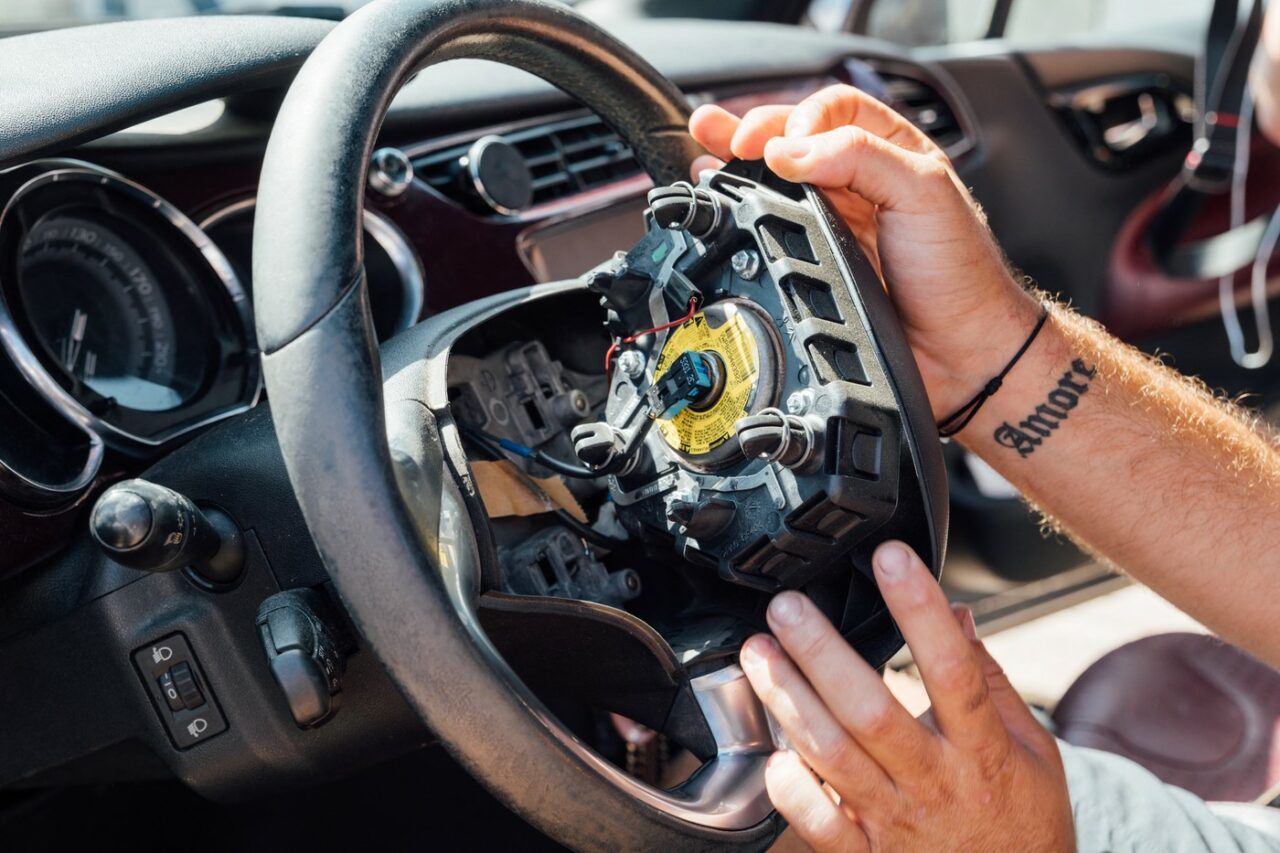 Milioane de mașini fabricate în CHINA au fost rechemate în REPREZENTANȚĂ din cauza airbag-urilor defecte. Producătorul auto este din EUROPA