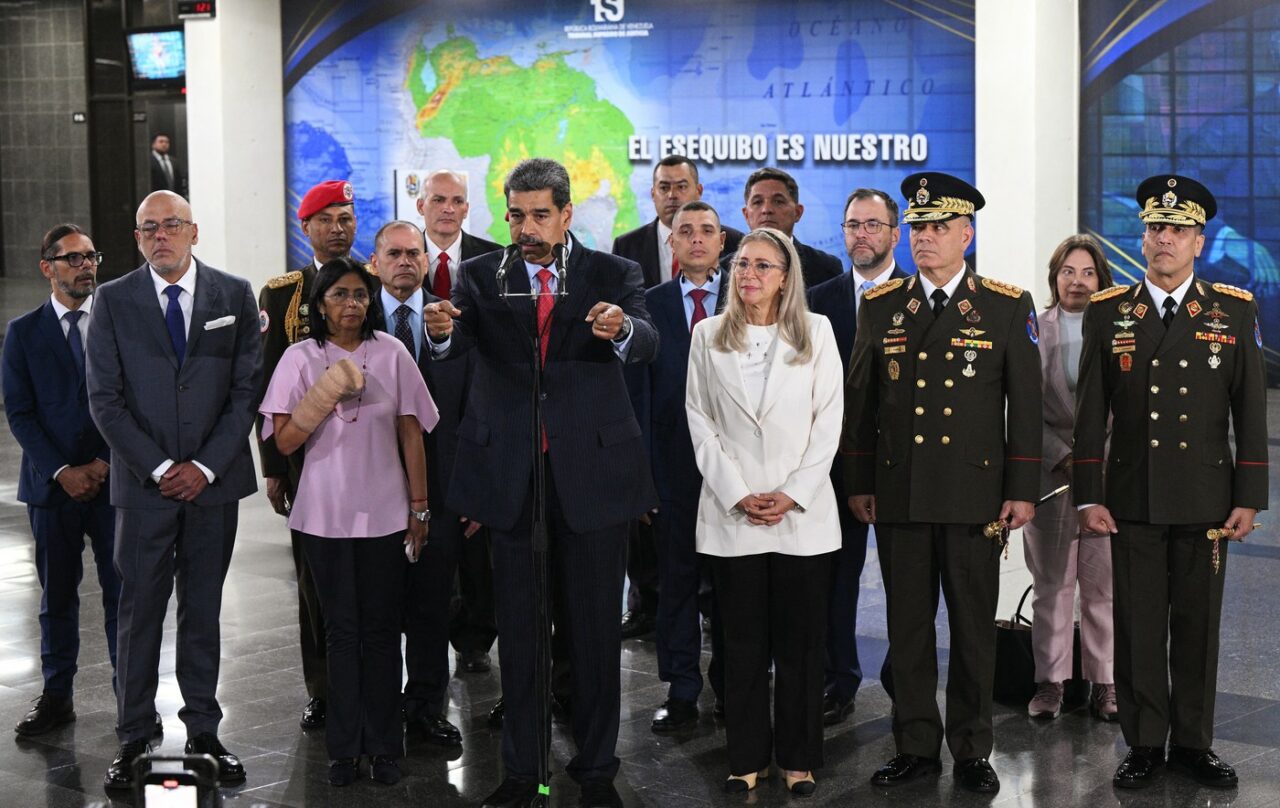 Maduro nu pierde susținerea ARMATEI. Venezuela se scufundă în HAOSUL protestelor