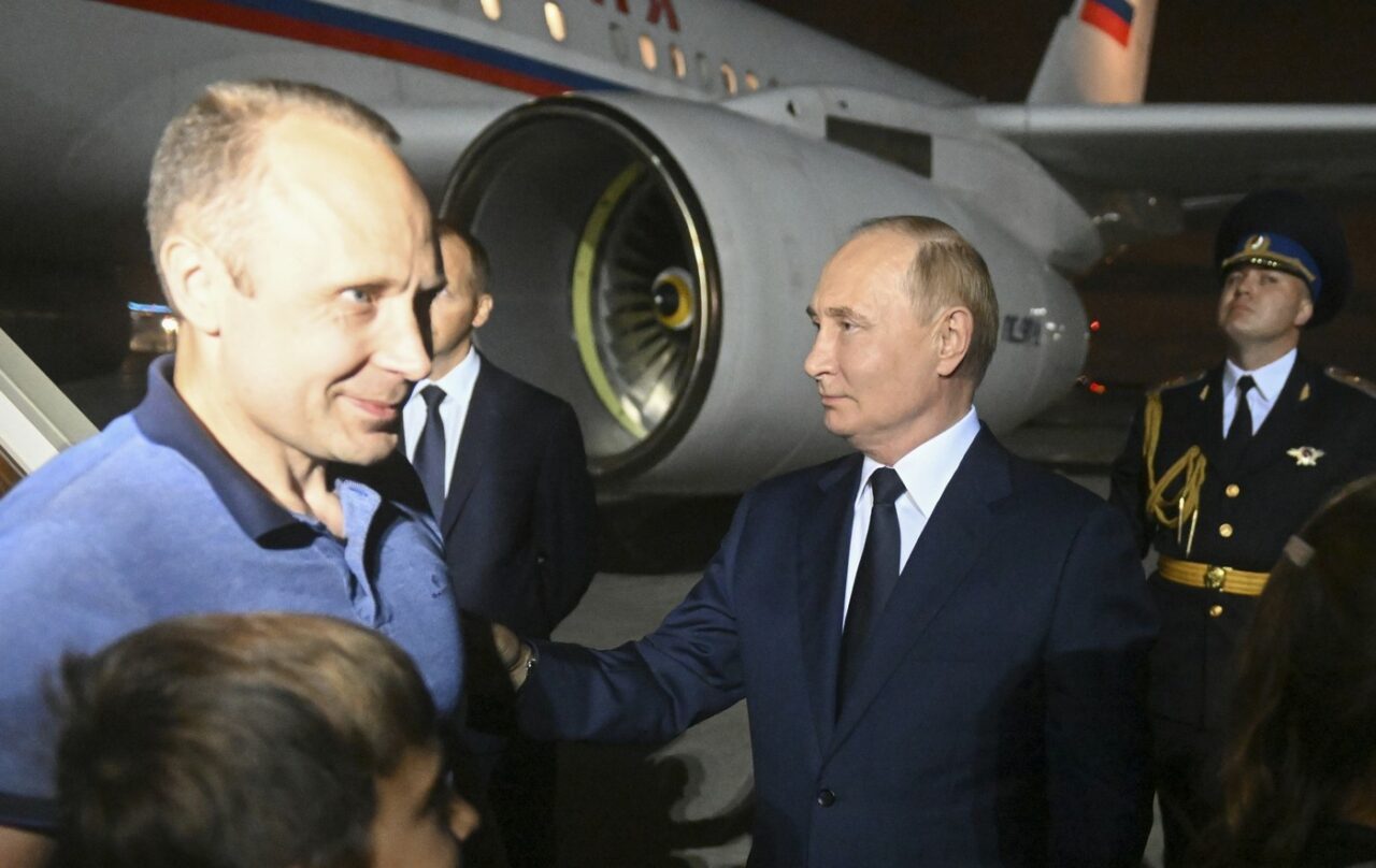 Vladimir Putin i-a primit la Moscova pe deținuții ruși eliberați în urma schimbului de prizonieri
