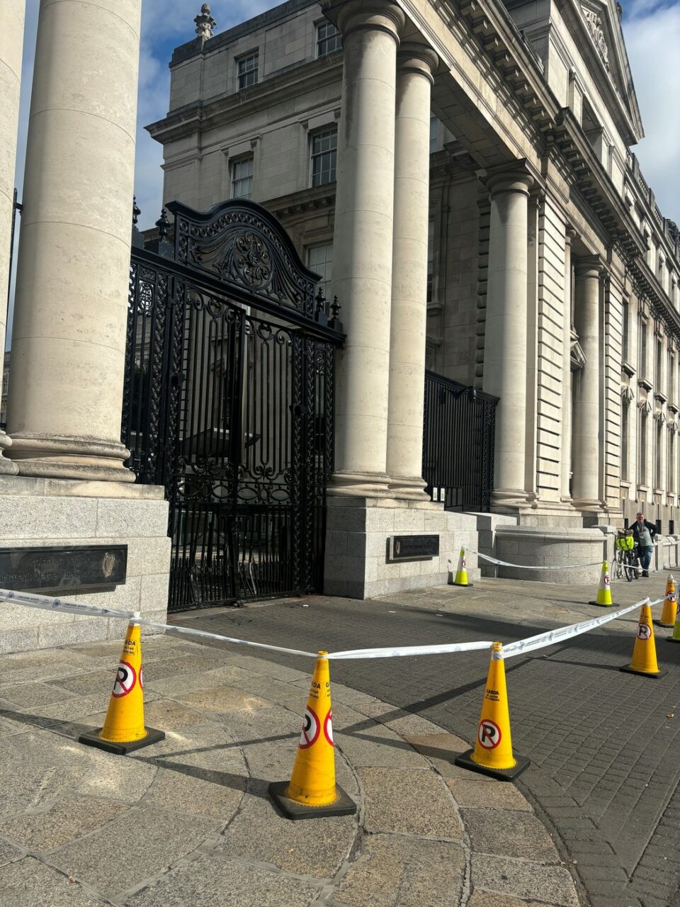 Un individ a lovit cu MAȘINA sediile unor instituții din Irlanda, inclusiv porțile de la reședințele președintelui și premierului