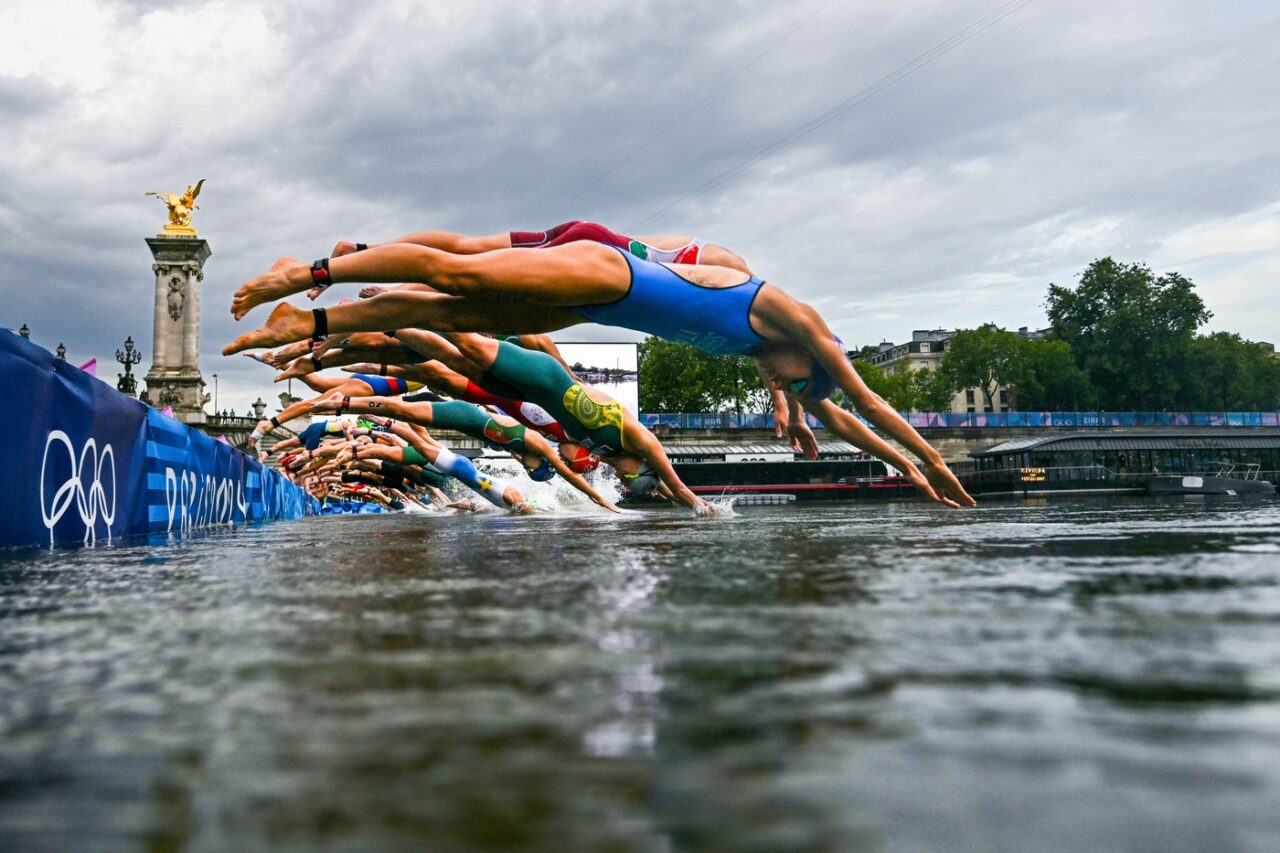 O sportivă din Belgia a ajuns la spital INFECTATĂ cu E.Coli după ce a înotat în Sena la Jocurile Olimpice. Belgia se retrage de la o probă de luni
