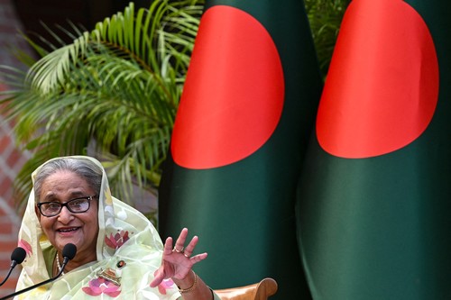 Revoltă în Bangladesh: Premierul a demisionat și a plecat din țară cu elicopterul / Armata anunță un GUVERN provizoriu