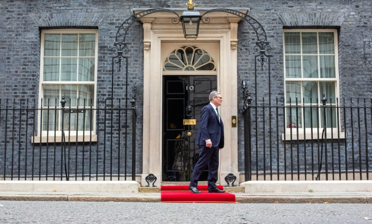 Le Monde: Violențele din MAREA BRITANIE reflectă influența subestimată a forțelor de extremă-dreapta /Provocările premierului Keir Starmer