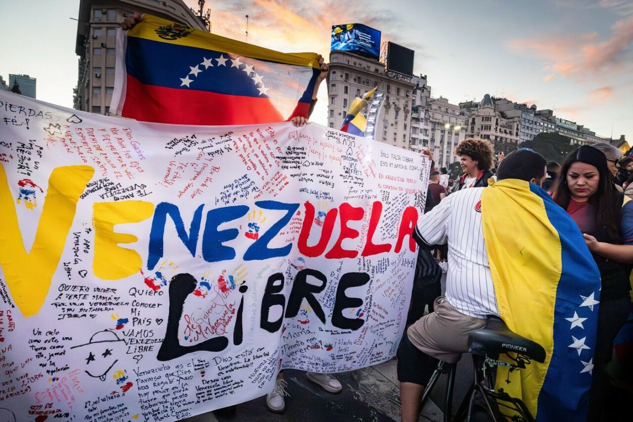 Venezuela, pe un butoi de pulbere. 24 de MORȚI și peste 2000 de arestați după fraudarea alegerilor de Maduro. Armata „întoarce armele” spre popor