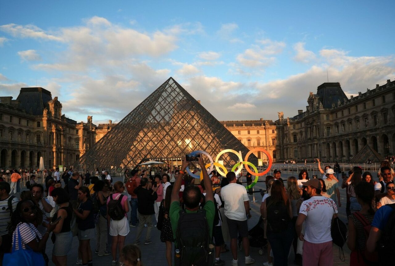 Macron reorganizează Muzeul LUVRU. Cameră specială pentru Mona Lisa și bilete de intrare mai scumpe pentru vizitatorii non-UE