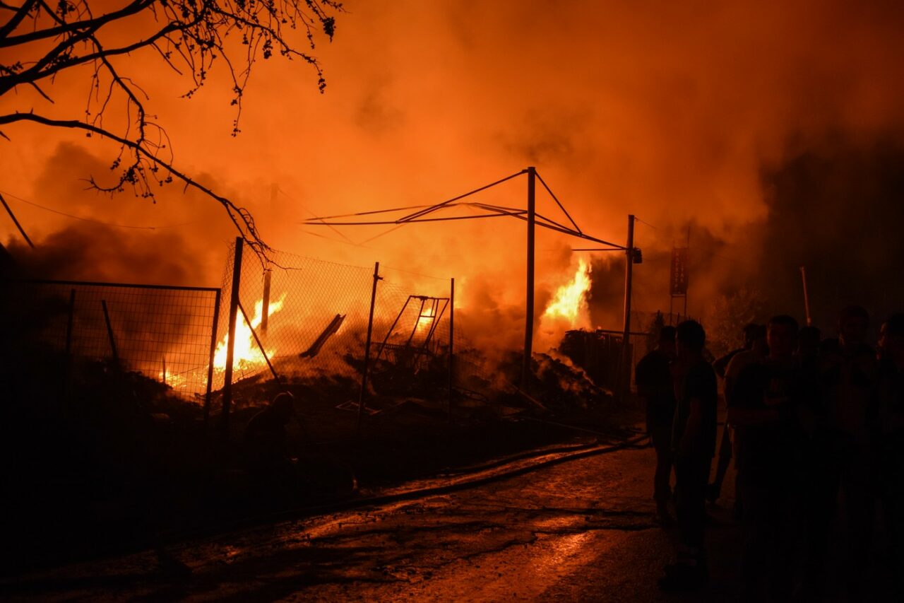 INCENDII uriașe în Grecia. Mii de oameni, forțați să-și părăsească locuințele din calea flăcărilor care se înalță și la 25 de metri