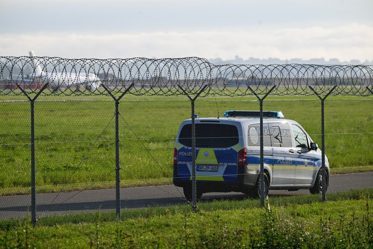 Noi proteste ale activiștilor ecologiști pe aeroporturi din GERMANIA /Zeci de curse aeriene au fost afectate