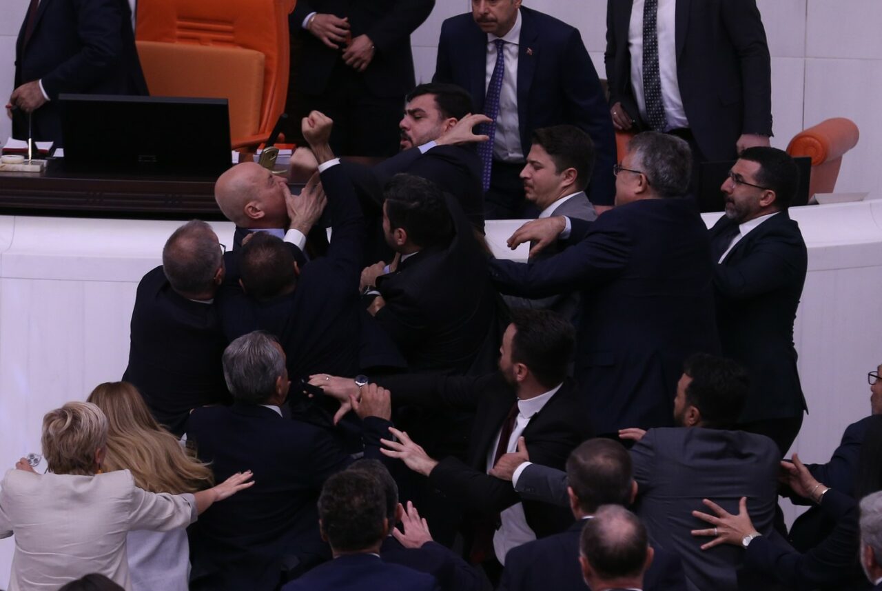 Haosul cuprinde PARLAMENTUL turc. Politicienii s-au BĂTUT pe fondul unei dezbateri aprinse