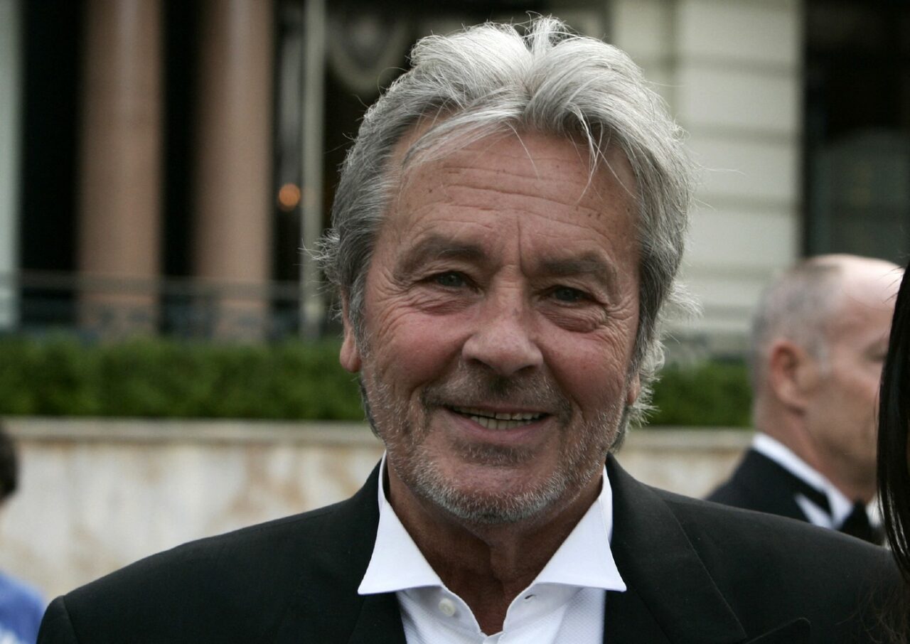Alain Delon, OMAGIAT pe prima pagină a celor mai importante ziare din Franța