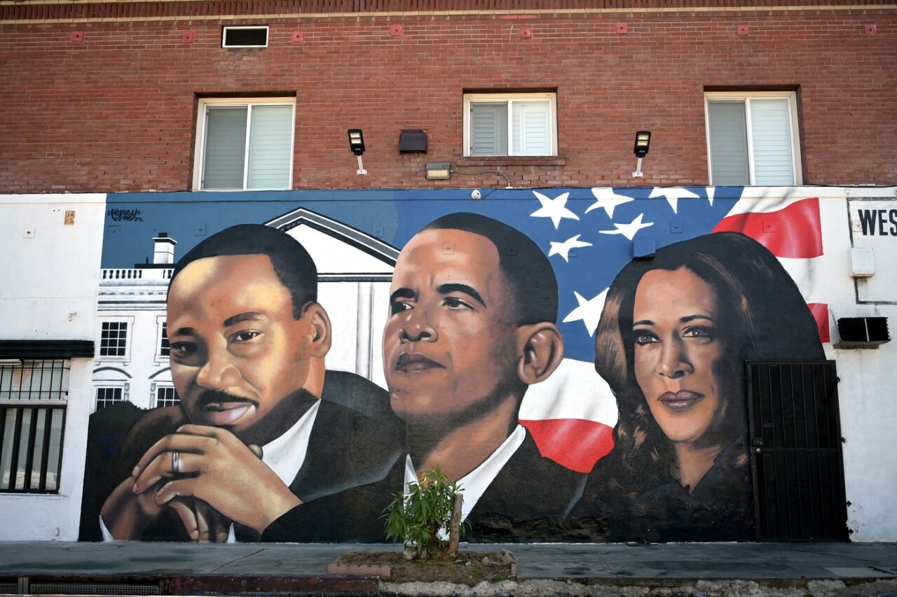Kamala Harris obține nominalizarea prezidențială de la Partidul Democrat și primește încurajare de la Clinton, Obama și Biden