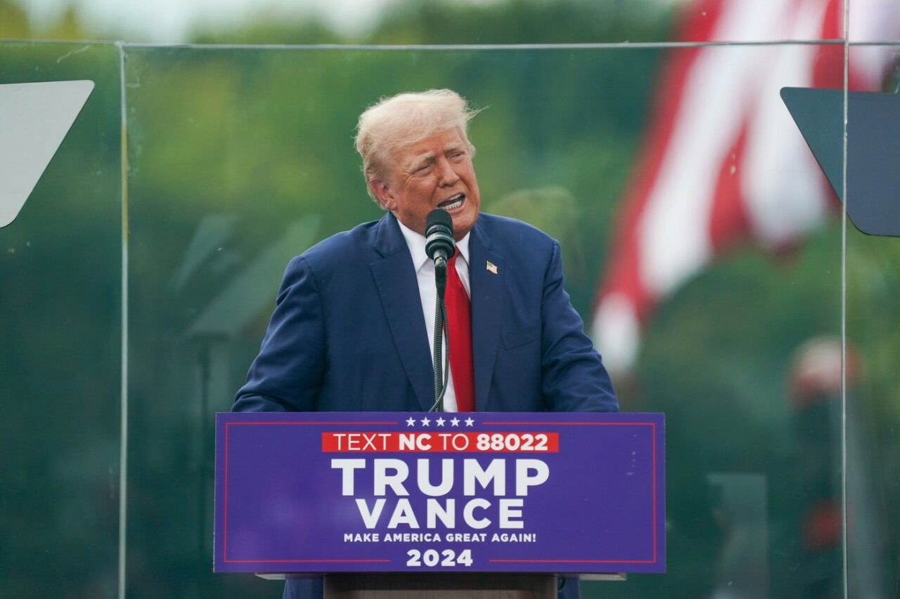 Donald Trump, protejat de STICLĂ ANTIGLONȚ, la primul miting în aer liber după tentativa de asasinat