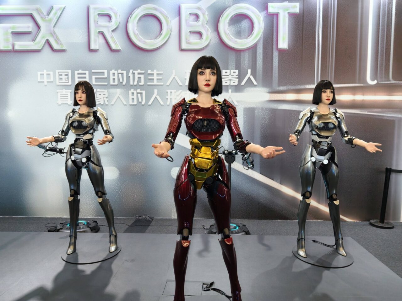 China comunistă face expoziție cu ROBOȚI umanoizi. Profesor:„Putem să proiectăm cea mai complicată mașinărie creată vreodată, copiată după om”