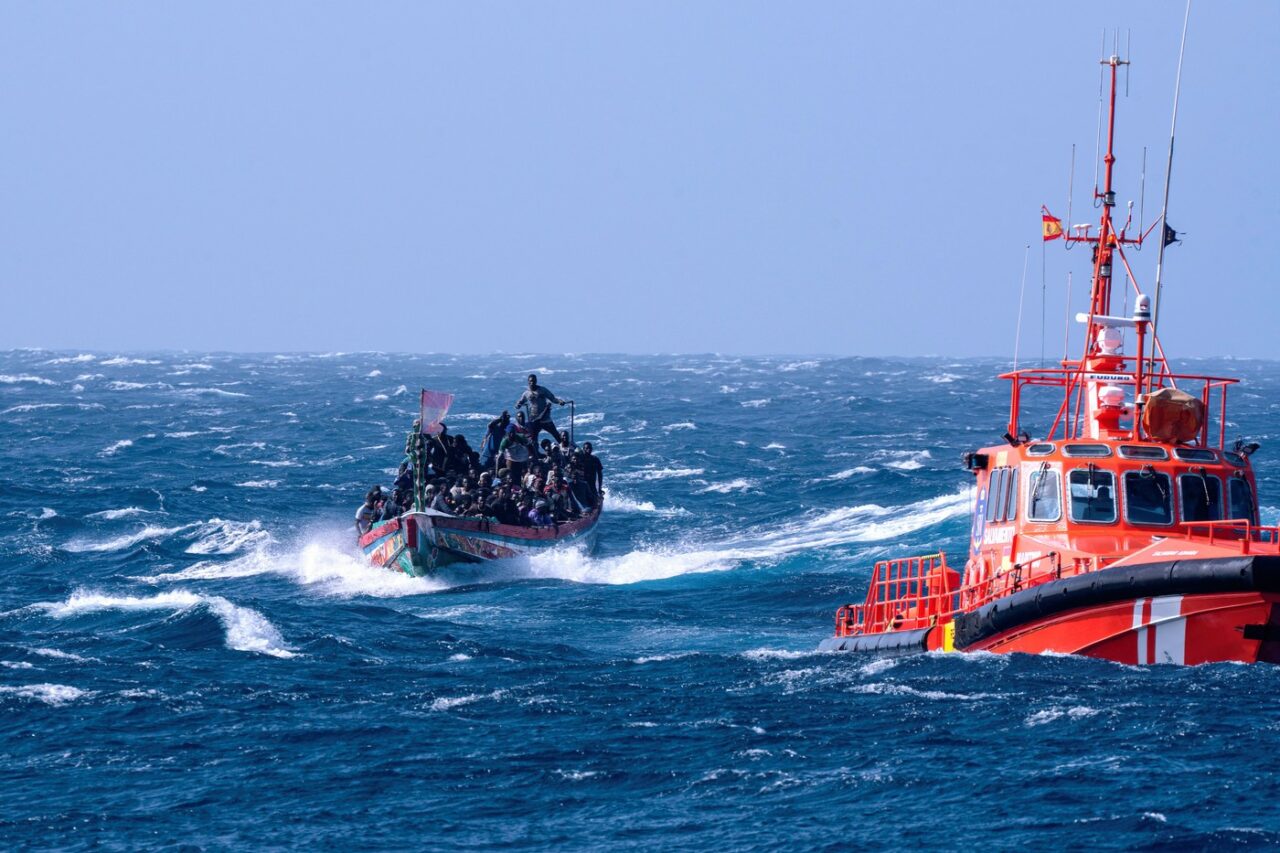 Imaginile care au SCANDALIZAT activiștii pentru drepturile omului: paza de coastă spaniolă HĂRȚUIEȘTE o barcă plină cu migranți