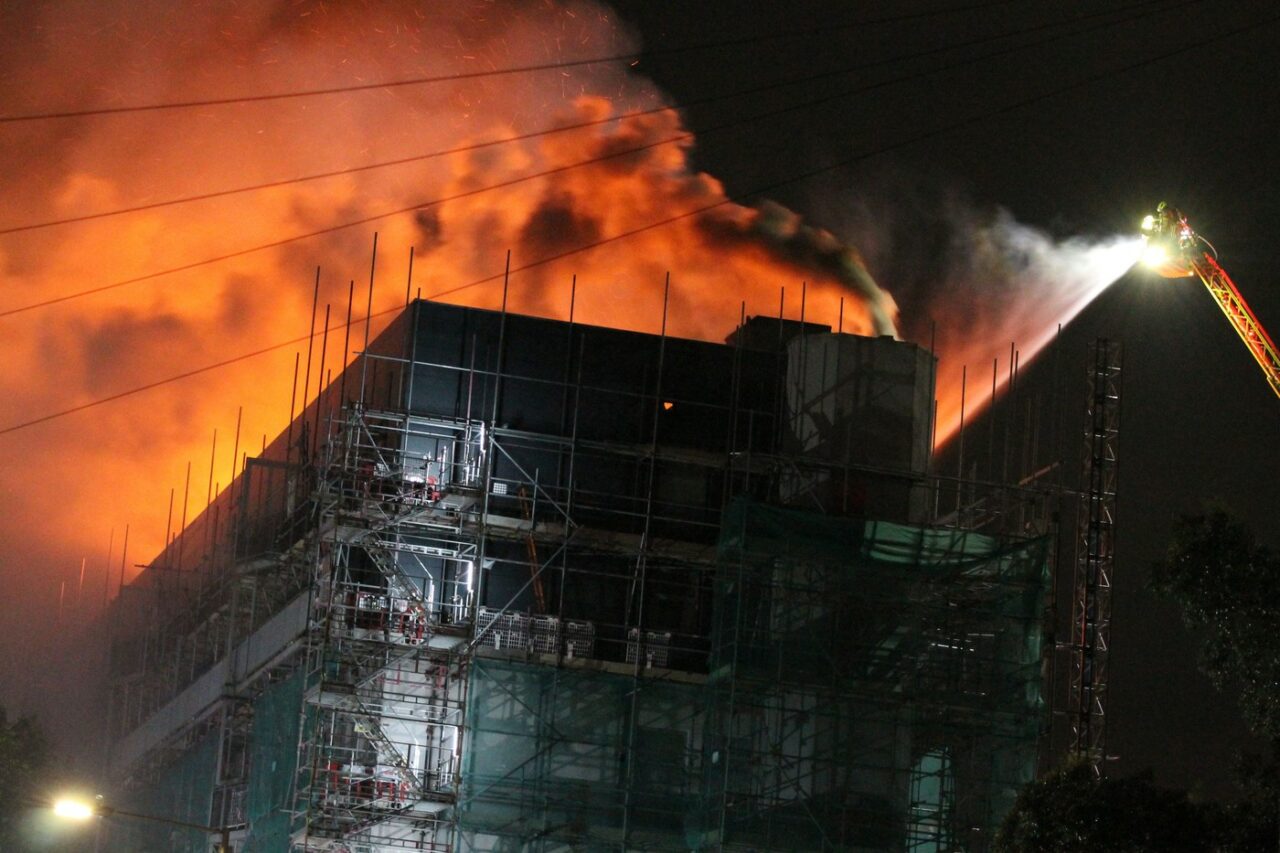 INCENDIU în estul Londrei. Un bloc de locuințe a luat foc, iar sute de pompieri au intervenit la fața locului