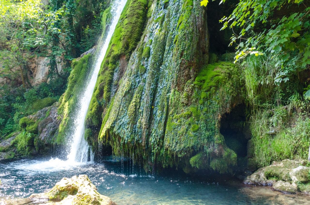 Refugiul turiștilor în fața CANICULEI: plimbări montane și băi sub cascadă
