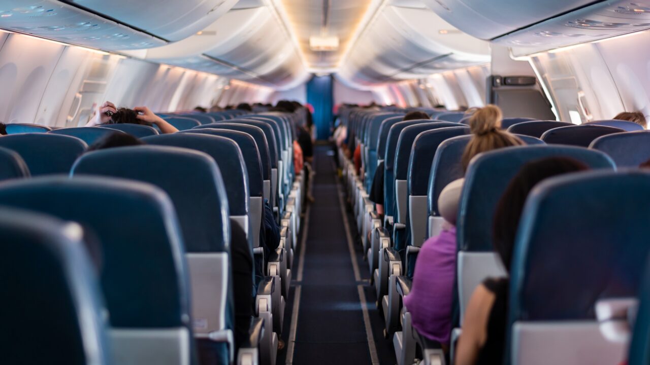 Fenomenul OVERBOOKING. De ce pasagerii rămân la sol, chiar și cu biletele plătite
