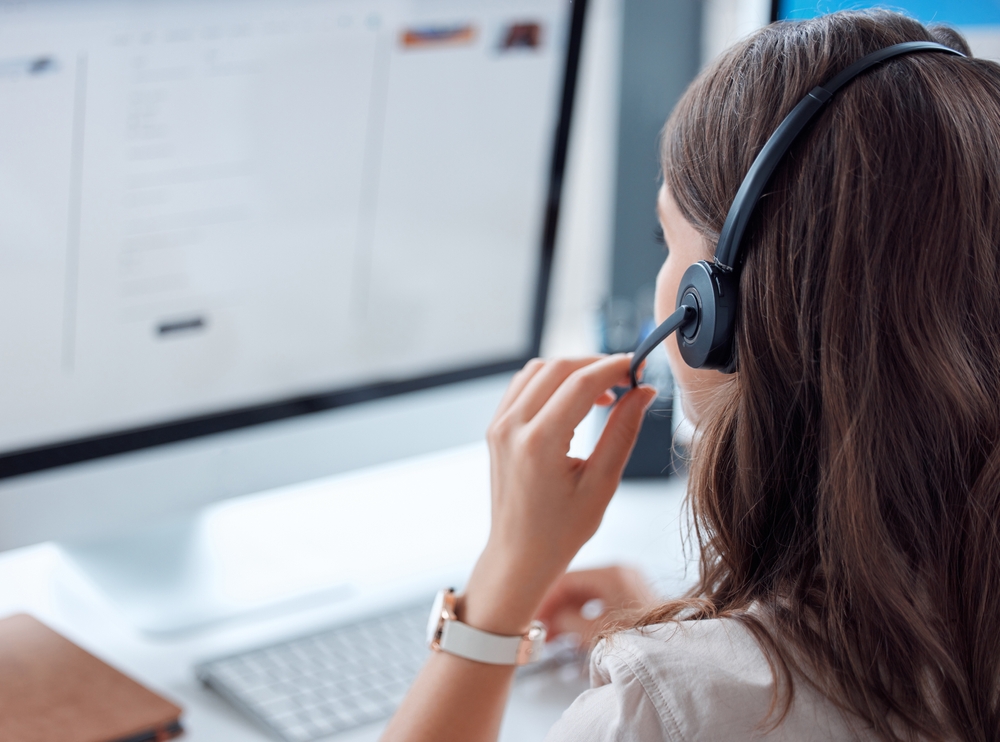 Legea care obligă operatorii call-center să preia clienții cât mai rapid, stă BLOCATĂ în Parlament. Oamenii petrec zeci de minute cu robotul în apel