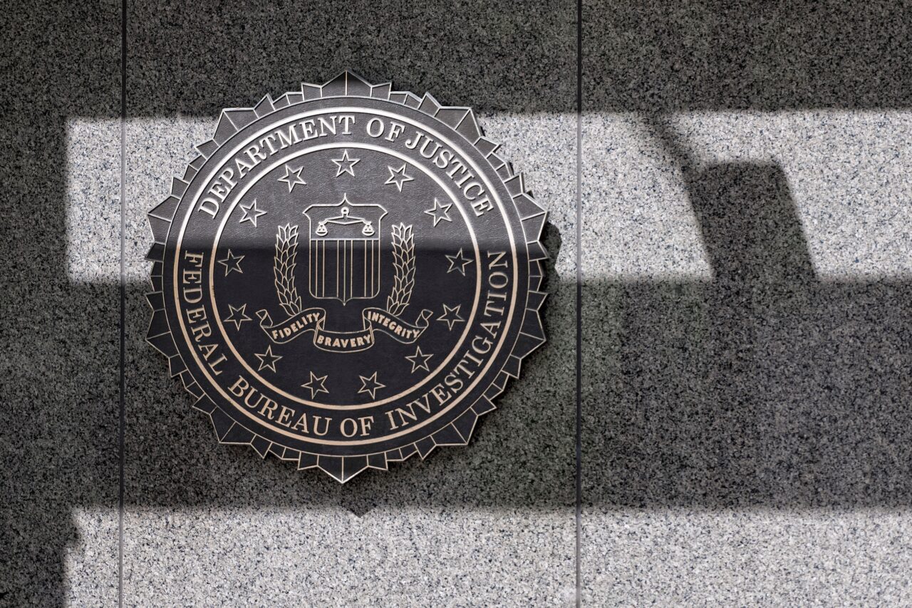 Casa unui fost consilier de campanie al lui Trump, cu legături cu presa de stat rusă, PERCHEZIȚIONATĂ de FBI