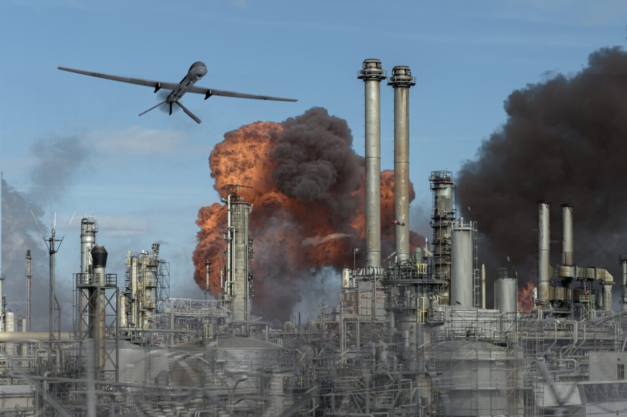 Pompierii ruși se străduie de trei zile să stingă un incendiu masiv la un depozit de petrol atacat de dronele ucrainene
