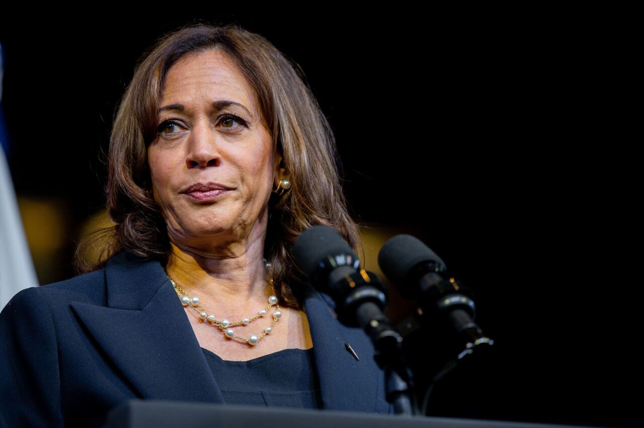 Kamala Harris a CHELTUIT de 10 ori mai mult pe materiale de promovare decât Donald Trump