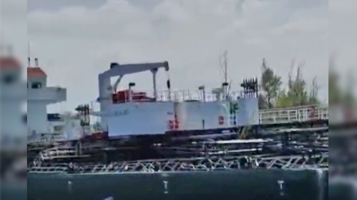 Cum s-a petrecut COLIZIUNEA celor două nave pe canalul Sulina. Parte din tribordul petrolierului MAZU XIAO a fost spulberat