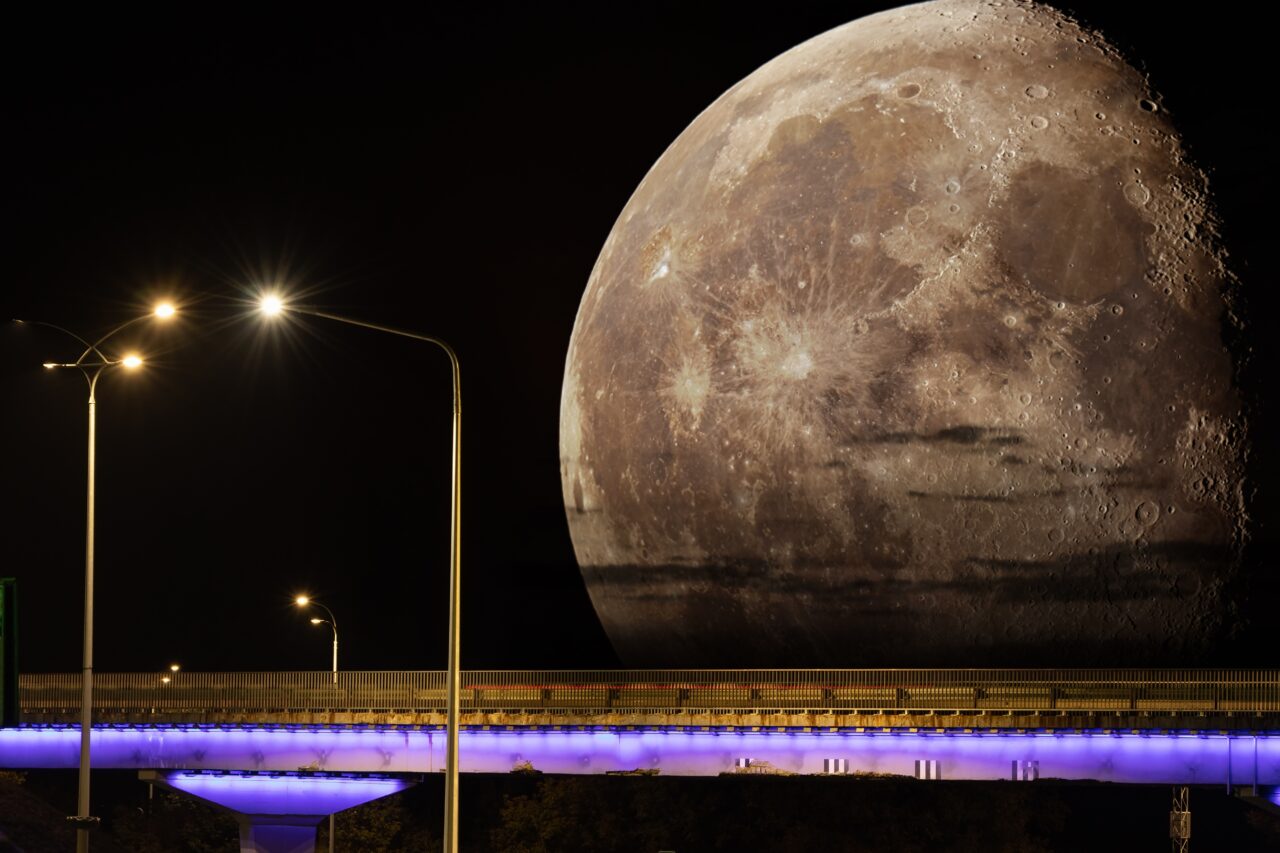 Spectacolul cosmic al „Superlunii albastre”: Imagini cu fenomenul cosmic, realizate de fotografi profesioniști din marile orașe ale planetei