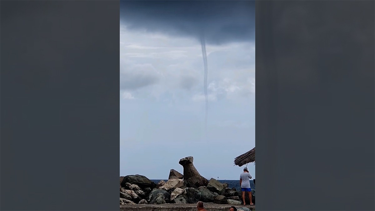 O TORNADĂ a măturat Marea Neagră. Fenomenul a fost filmat de turiștii de pe plaja Saturn