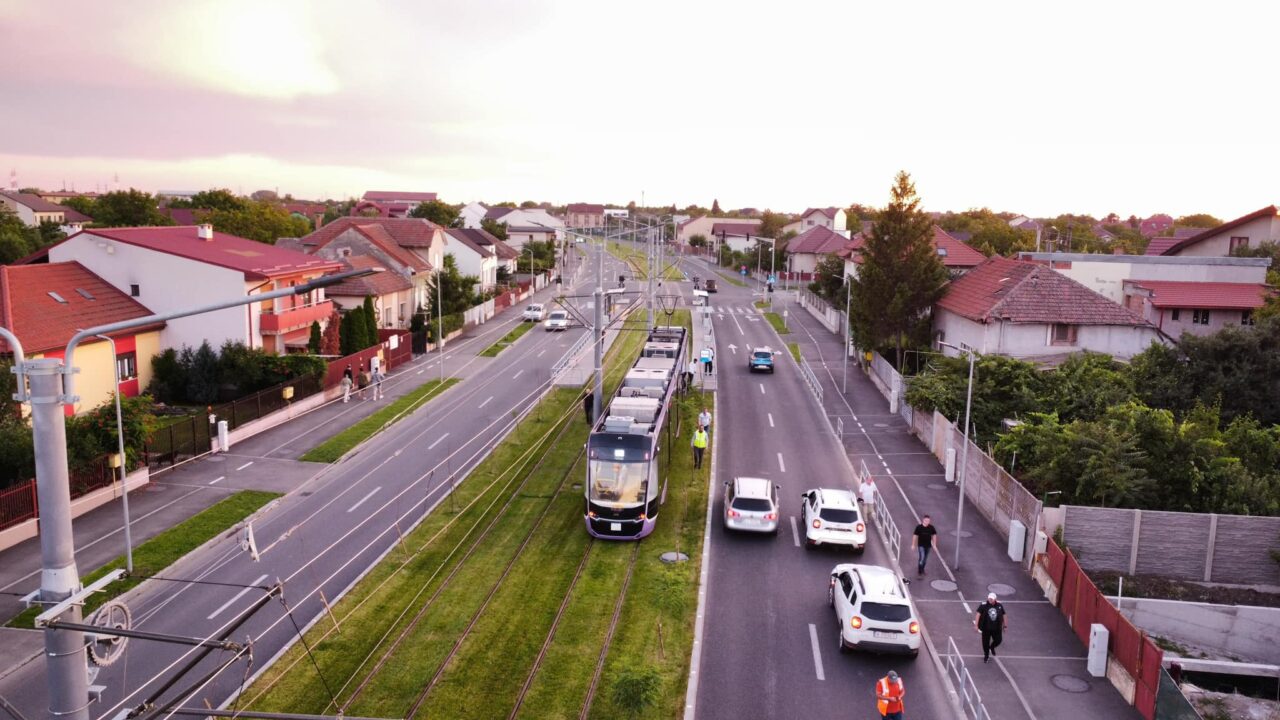 O bătrână a rămas fără brațul stâng după ce a FORȚAT ușile tramvaiului în care se afla, pentru a coborî între stații, dar a alunecat și a căzut sub el