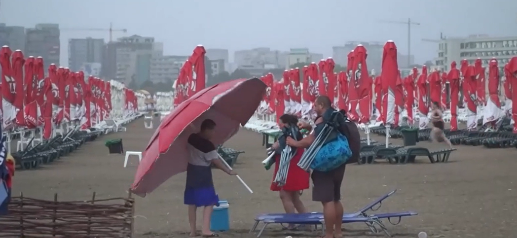 Vremea rea le-a stricat distracția turiștilor de pe litoral: „Prima zi de concediu e cu ploaie” / „Curajoșii” au intrat în mare, în ciuda pericolului