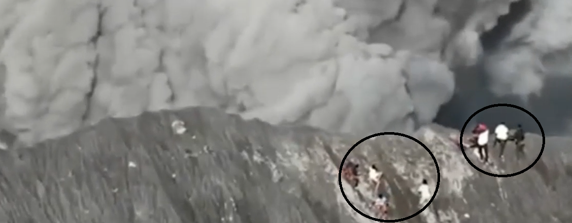 Zeci de turiști au fost surprinși de erupția unui VULCAN din Indonezia, chiar în timp ce se aflau pe vârful craterului