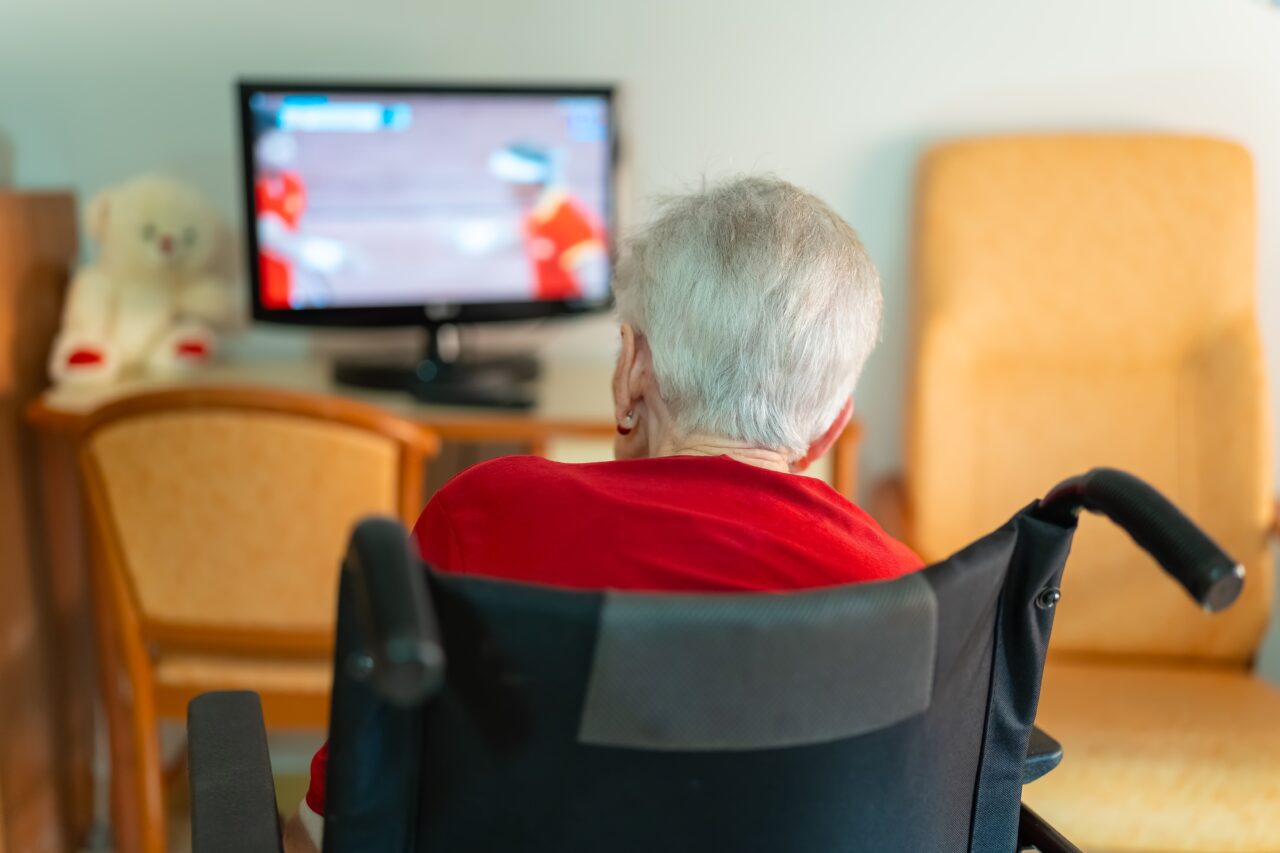 Studiu. Ce se întâmplă dacă petreci prea multe ore, urmărind emisiuni la TV? Impactul asupra sănătății