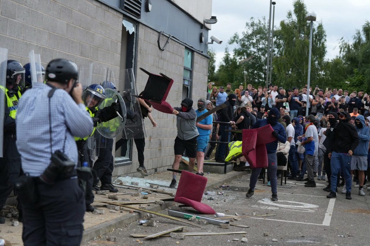Regatul Unit se confruntă cu cele mai VIOLENTE revolte din ultimul deceniu: Hoteluri pentru migranţi, atacate. Premierul promite măsuri drastice