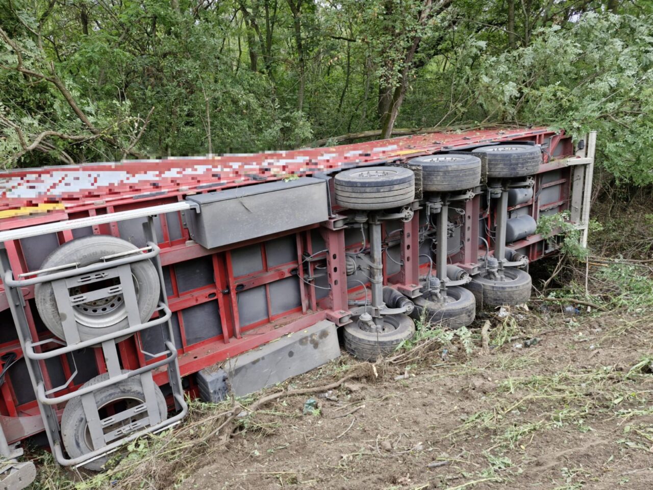 GIURGIU: Autotren încărcat cu radiatoare, răsturnat pe DN5B. Scurgeri de carburant pe drum