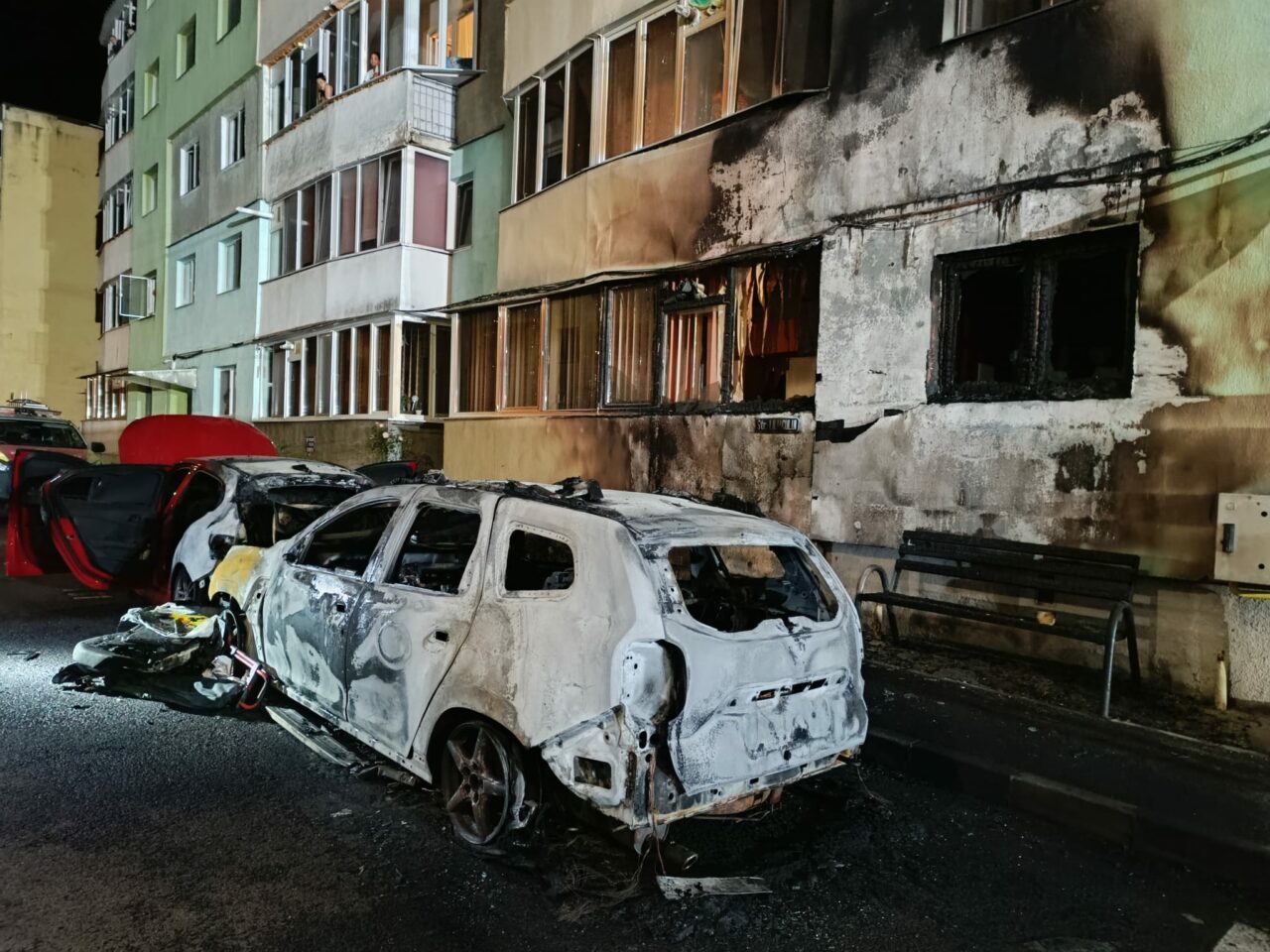 Atac mafiot la Brașov. Mașină incendiată cu un cocktail MOLOTOV!/Două etaje ale unui bloc, distruse