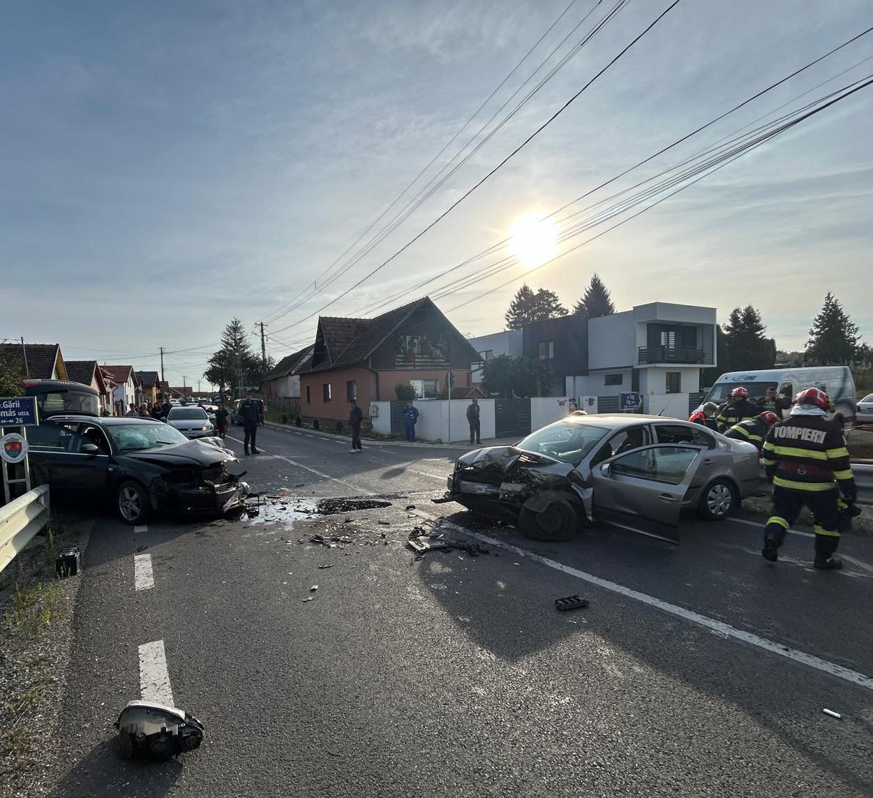 Autospecială de POLIȚIE, spulberată de un șofer care a depășit pe contrasens/Grav accident, cu cinci victime, la Târgu Mureș