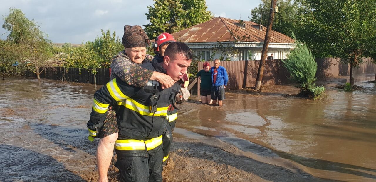 Ciclonul BORIS face prăpăd în Moldova. 5 morți, sute de persoane evacuate, localități ajunse sub apă!/Pompierii intervin cu bărcile pneumatice