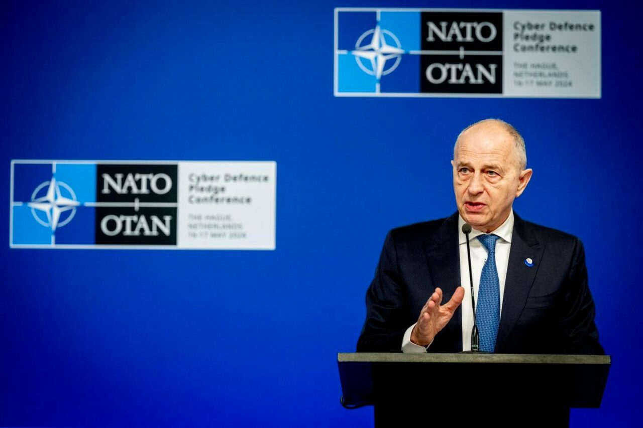 Mircea Geoană, decorat cu Ordinul NATO „Serviciul Merituos”, pentru „excepționala activităte în slujba Alianței”