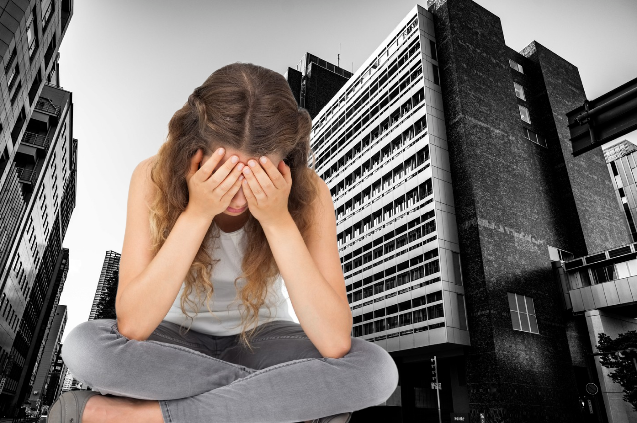 O adolescentă de 17 ani s-a SINUCIS aruncându-se de pe un mall. În cădere a lovit mortal o femeie aflată pe stradă. Unde s-a întâmplat tragedia