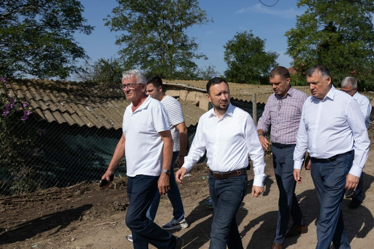 Mircea Fechet, în vizită la AMZACEA: Trebuie să ne asumăm răspunderea / Cel târziu la iarnă sperăm ca toată lumea să doarmă în propria casă