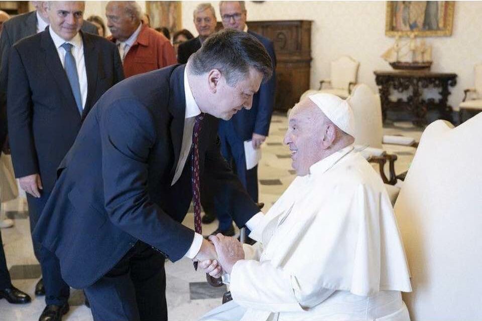 PAPA FRANCISC l-a primit la Vatican pe Ionuț VULPESCU. „Valorile creștine au fost AMENINȚATE în ultimii ani de o formă particulară de ostracizare”