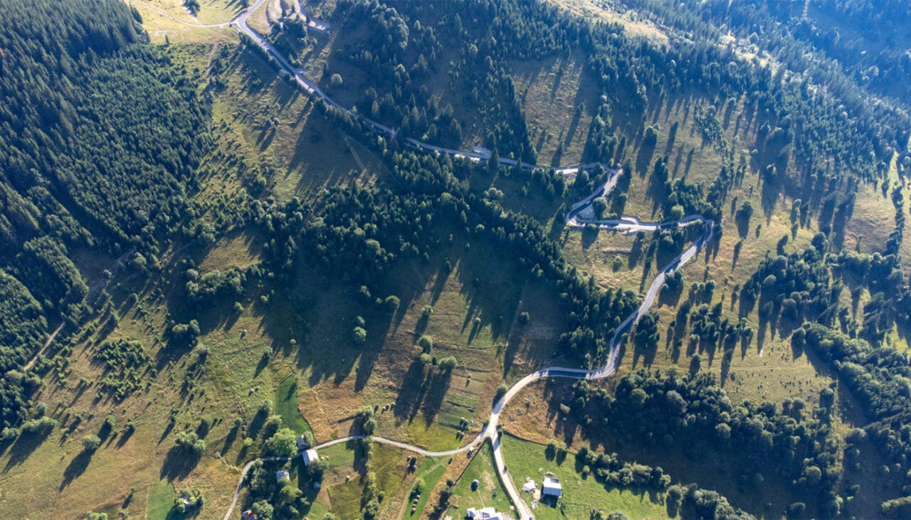 Cea mai nouă și spectaculoasă șosea din România. Rivalizează în frumusețe cu Transalpina și Transfăgărășan