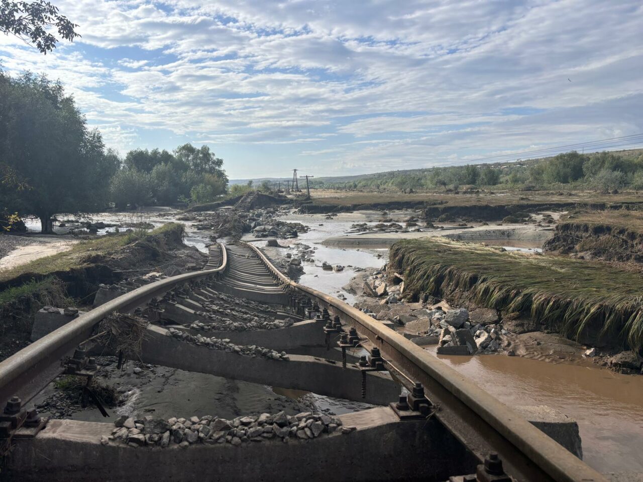 Inundațiile din Galați au făcut DEZASTRU și pe căile ferate. Trenurile nu mai circulă, după ce porțiuni de linie ferată au fost distruse