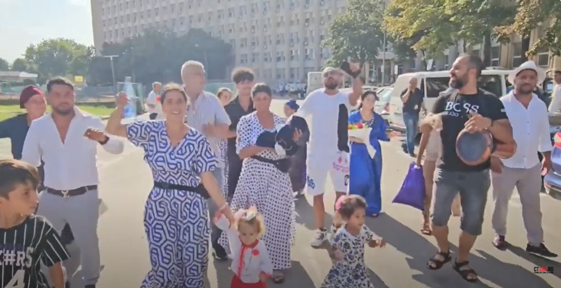 PETRECERE cu lăutari și șampanie în fața Spitalului Județean din Constanța. Rudele unei paciente nu au mai ținut cont de reguli